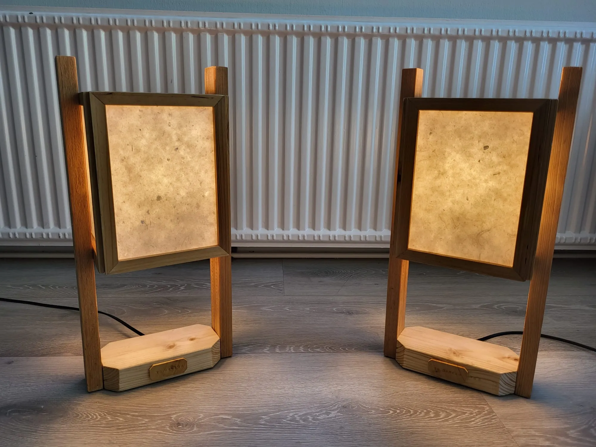 Twee lampen naast elkaar, aan