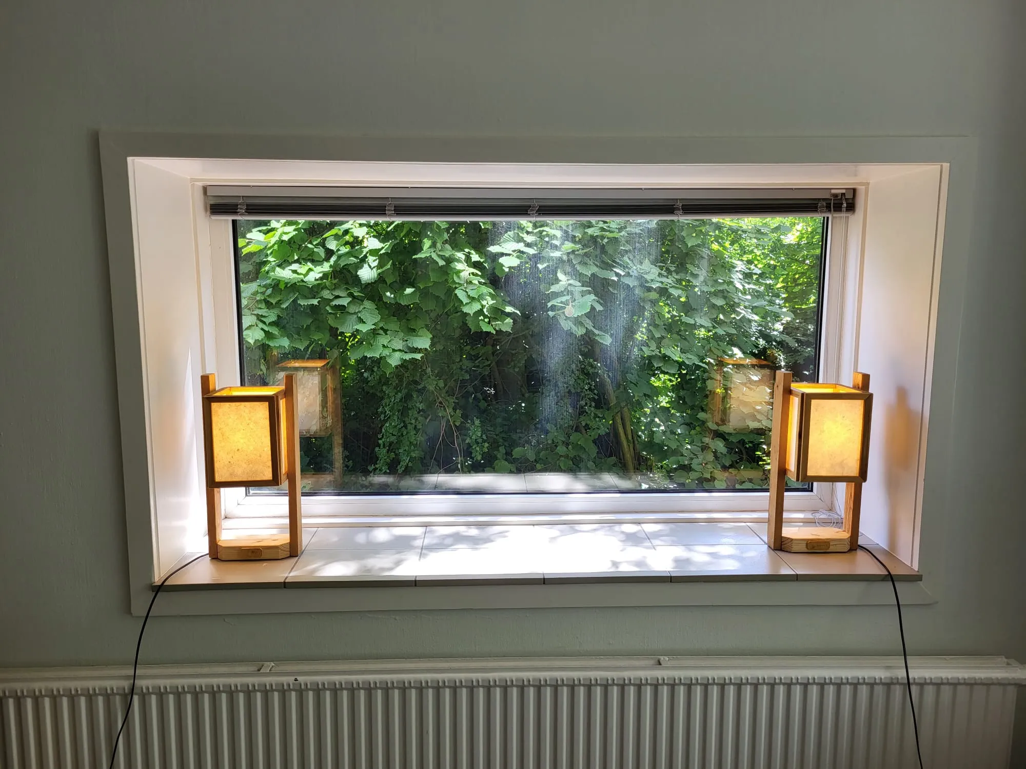 Twee lampen in het raam bij daglicht