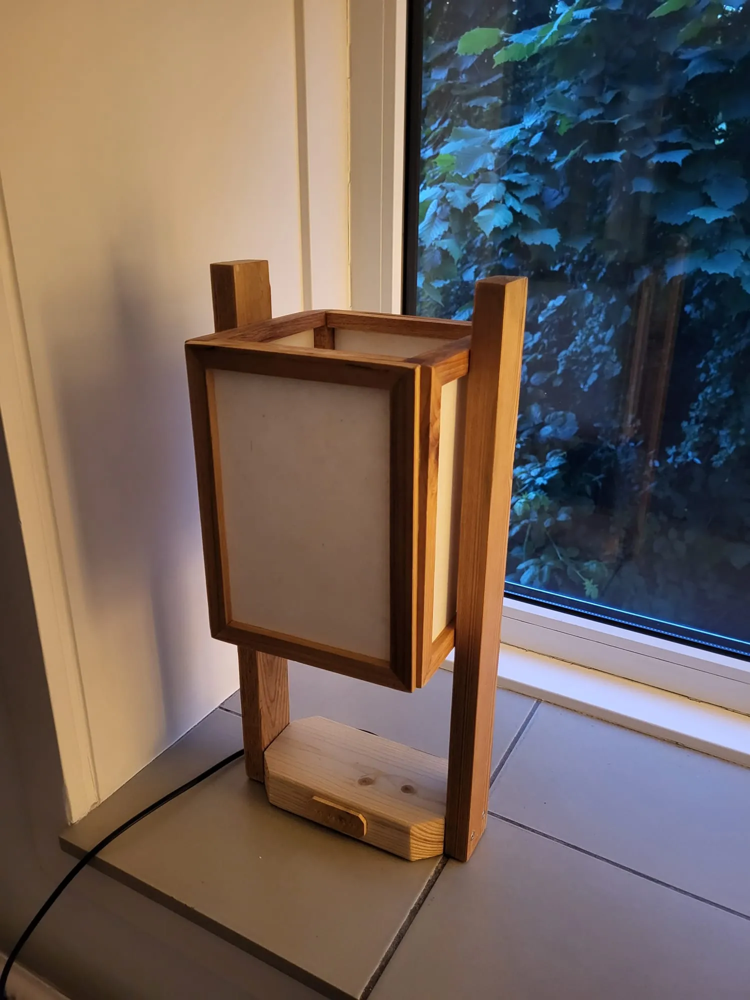 Lamp uit, natuurlijk hout en papier